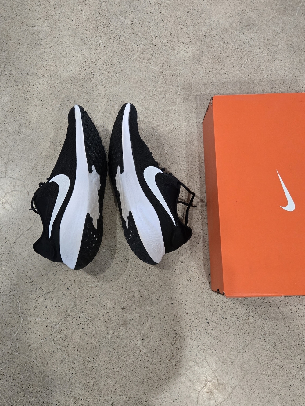 Nike Revolutuon 7